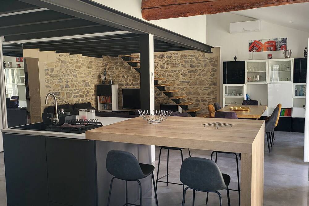 Maison Dans le Centre Ville. Idéale Pour les Petites Familles in Marsillargues, Côte d'Améthyste
