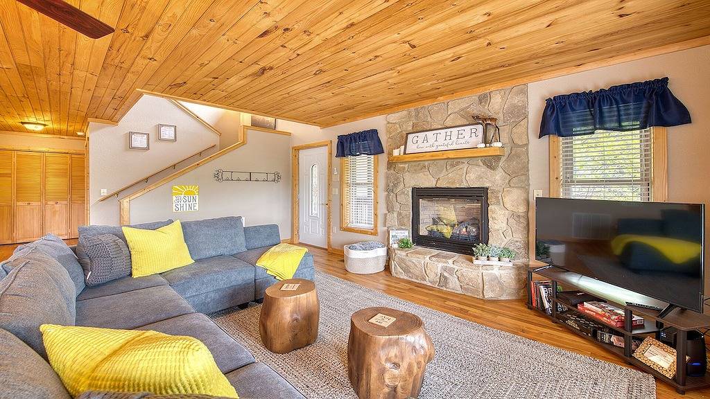 Pet-Friendly/Mountain Views/Roaming Elk/Wrap-Around Porch! in Blue Ridge Parkway, Maggie Valley