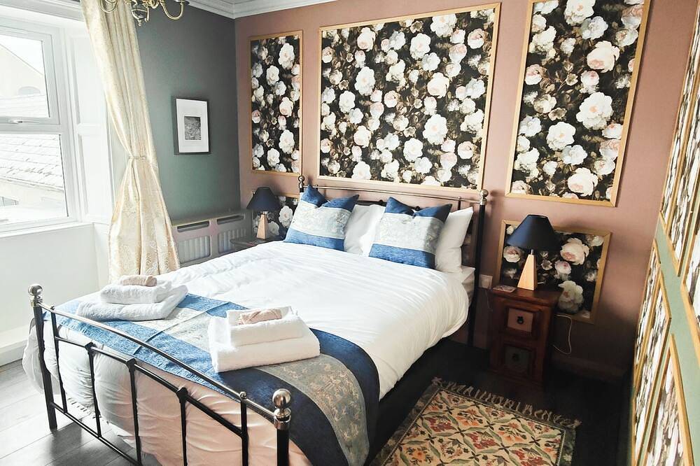 Entire apartment, 2 bedroom  duplex apartment with spiral staircase in Newcastle (County Down), County Down