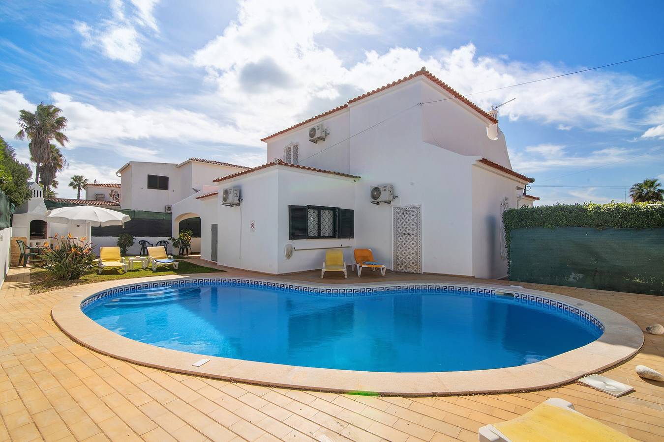 Villa 'Luísa Galé' with Private Pool, Wi-Fi and Air Conditioning in Albufeira e Olhos de Água, Faro District