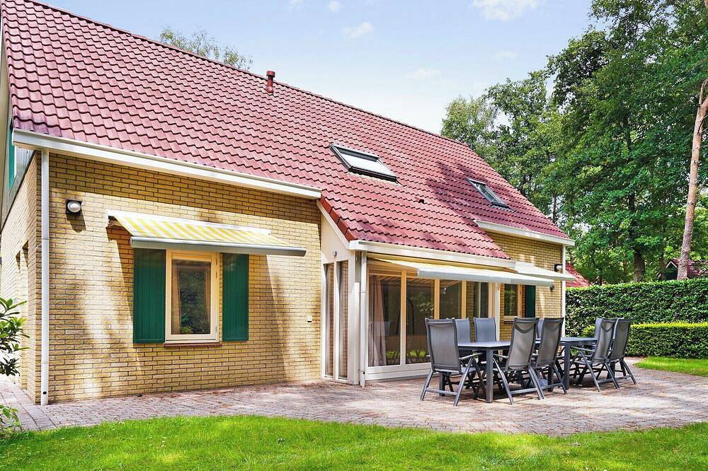 Comfortable bungalow for 8 people with private sauna in Diessen, Nordbrabant
