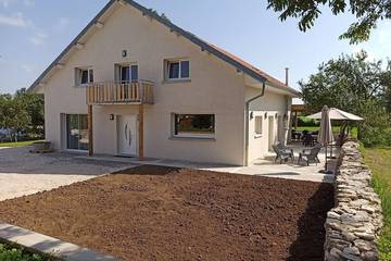 Gîte pour 15 personnes, avec balcon ainsi que jardin et jacuzzi à Échevannes