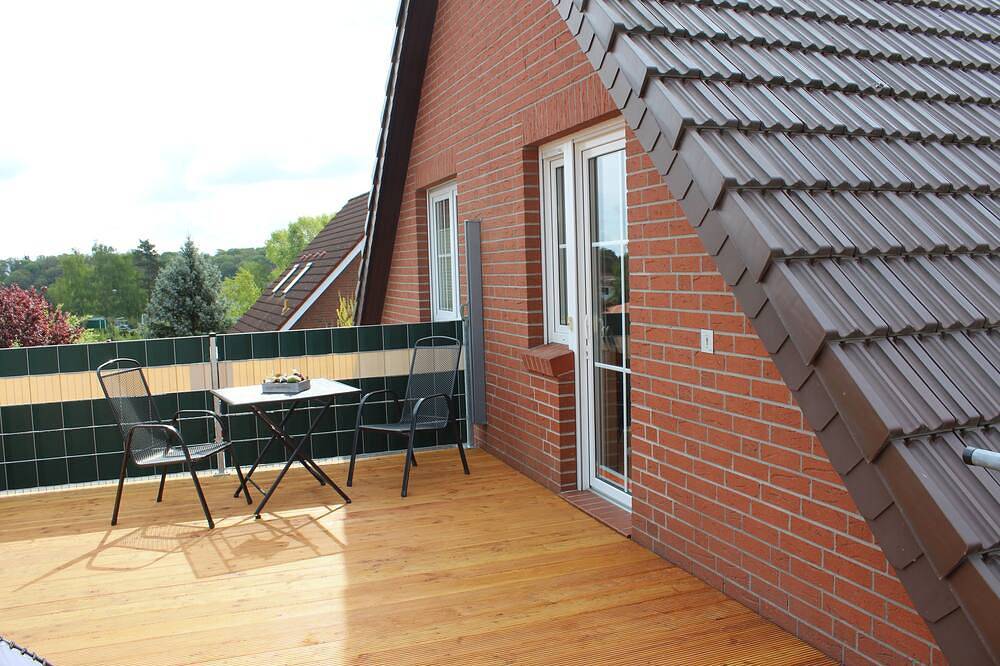 Ganze Wohnung, Ferienwohnung mit Dachterrasse; Bettwäsche, Handtücher, WLAN und zwei Fahrräder in Malchow, Fleesensee