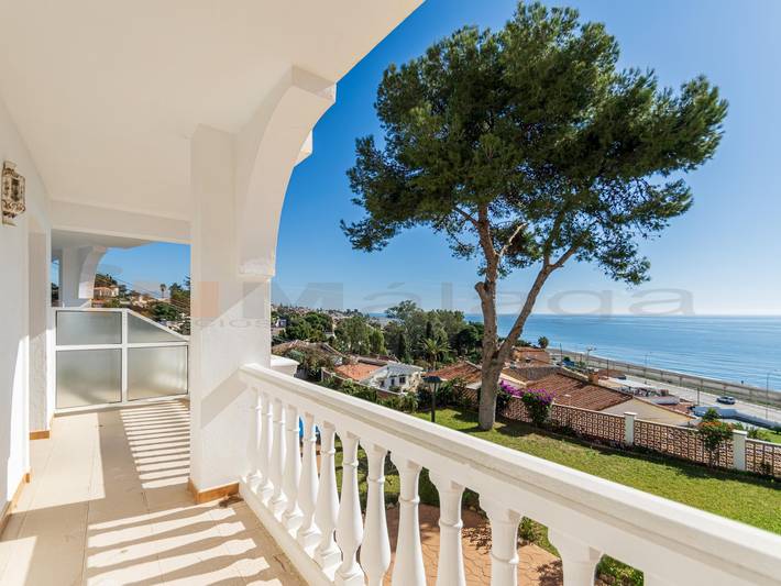 Sea View Apartment with Parking, Pool & Terrace - 100m to Benajarafe Beach in Urbanizacion La Esperanza, Vélez-Málaga