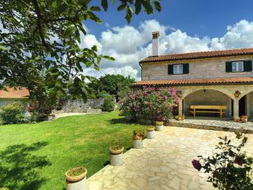 Ferienhaus für 16 Personen, mit Balkon und Pool sowie Garten, kinderfreundlich in Barban
