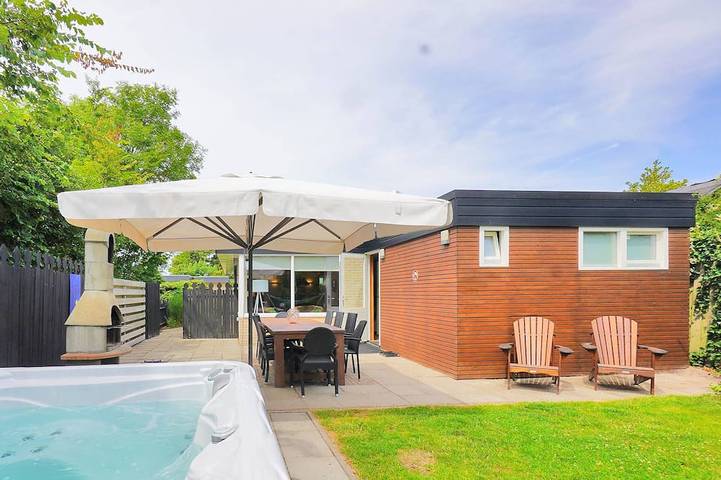 Ferienhaus für 10 Personen, mit Whirlpool und Terrasse sowie Garten in Sint Maartenszee