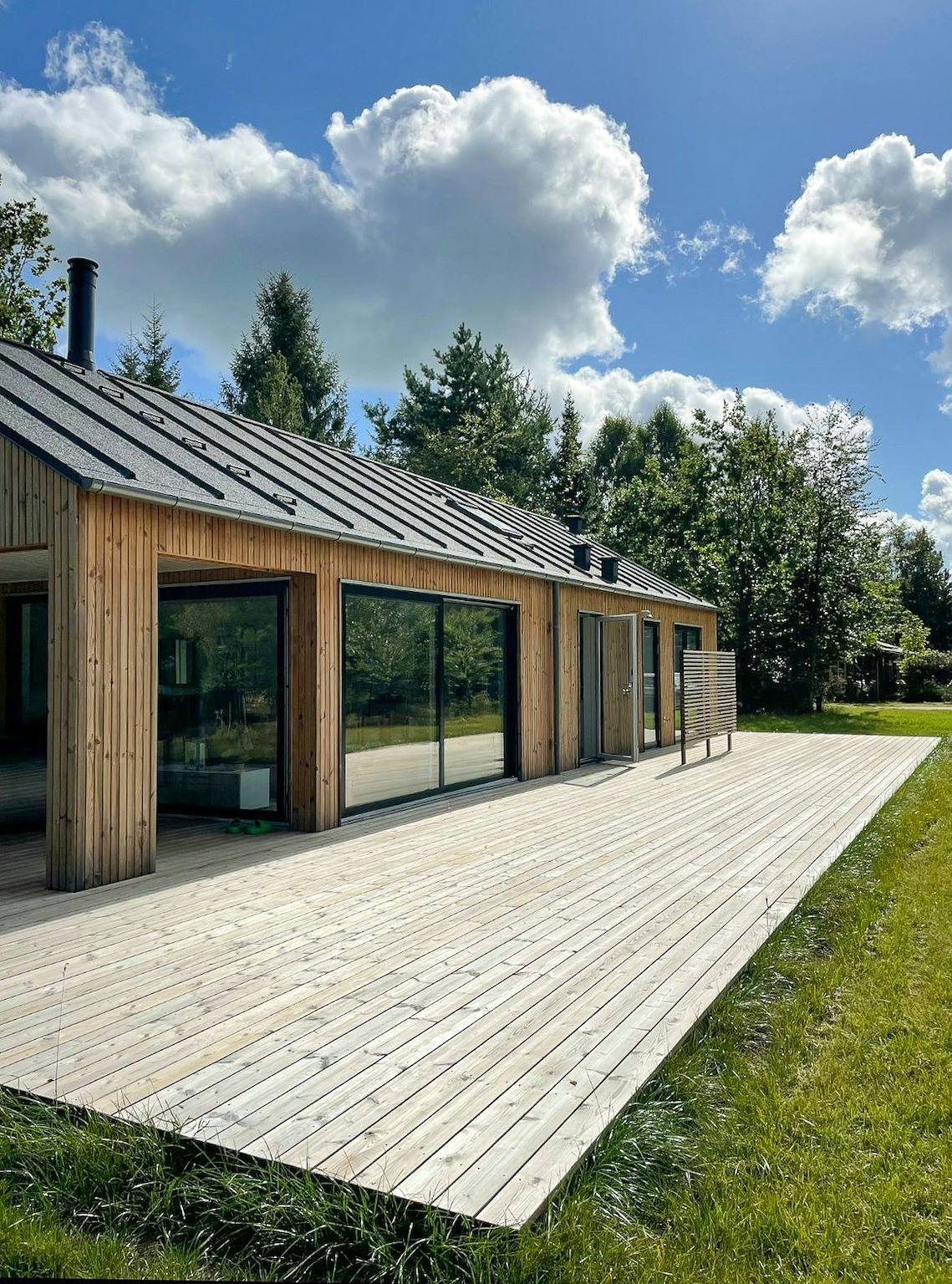 Moderna e idílica casa de verano con vistas al bosque in Gribskov