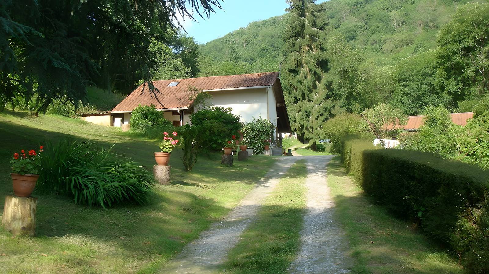 Gîte des Carcis : vue montagne, terrasse privée et Wi-Fi in Ganac, Parc naturel régional des Pyrénées ariégeoises
