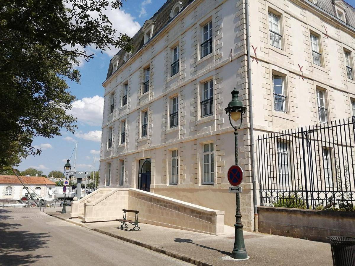 Double Room with Private Bathroom in Rochefort, Région de Rochefort