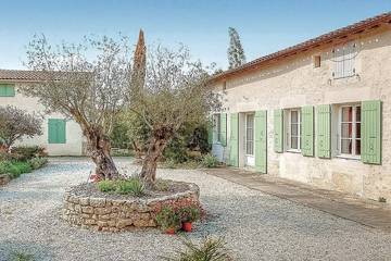 Gîte pour 6 personnes, avec jardin à Rioux