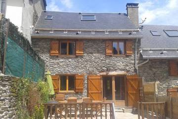 Gîte pour 10 personnes, avec jardin et terrasse, animaux acceptés à Antignac