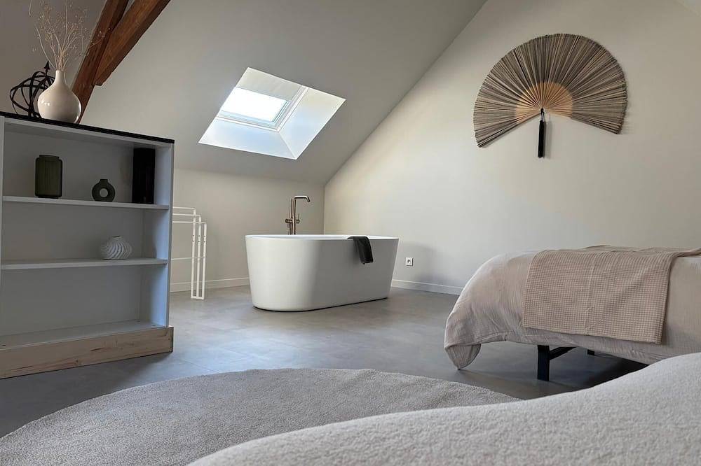 Modern home with lots of space, privacy & free parking in Haaltert, Ostflandern