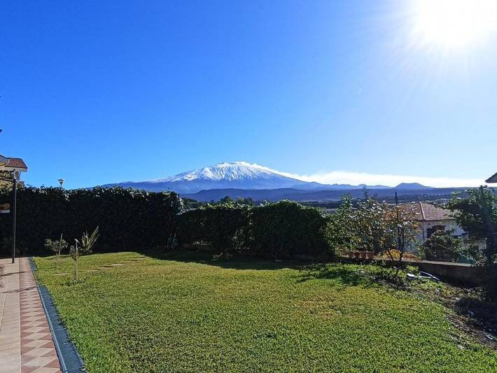 B&b per 4 persone, con giardino e idromassaggio nonché terrazza, adatto a famiglie con bambini sull' Etna