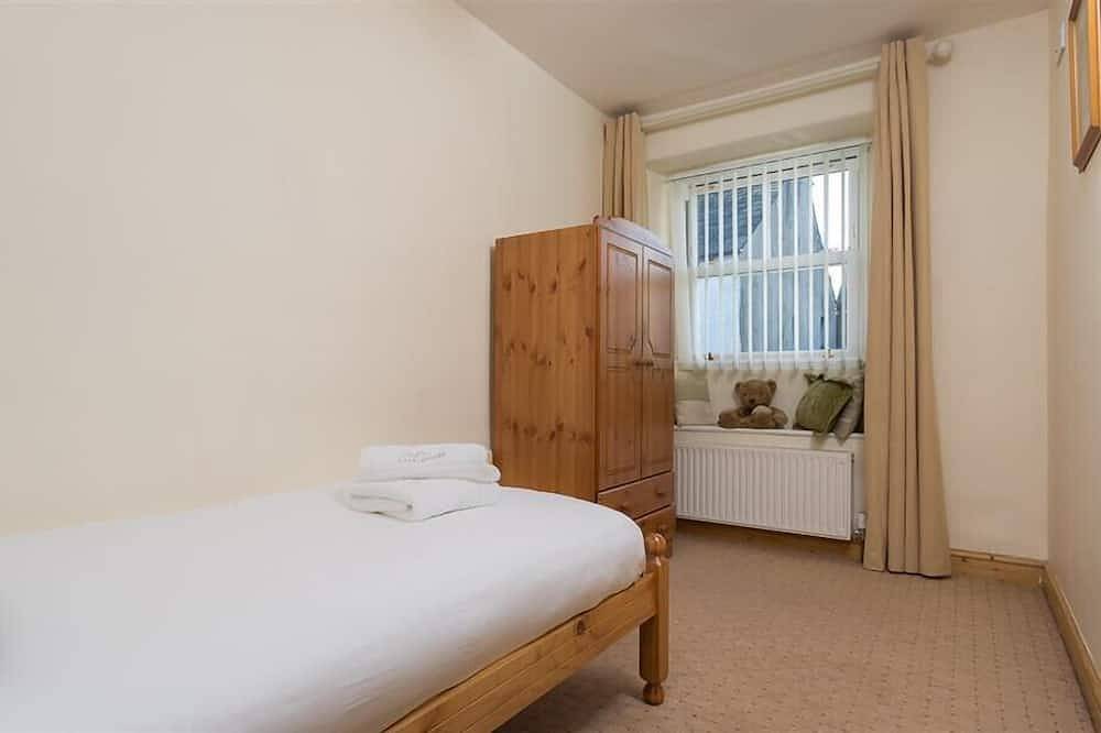Mulberry Cottage, pet friendly, with open fire in Kendal in Staveley, Lake District
