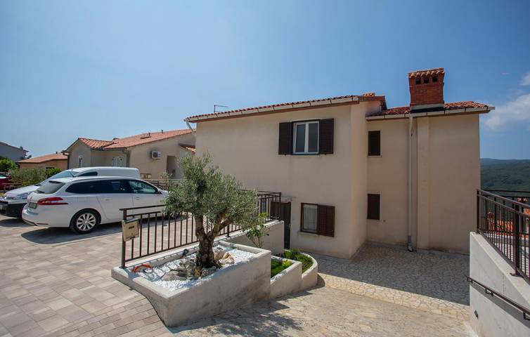 Apartamento vacacional entero, Moderno apartamento de 2 dormitorios con terraza, wifi y playa a menos de 400 m in Rabac, Labin-Rabac