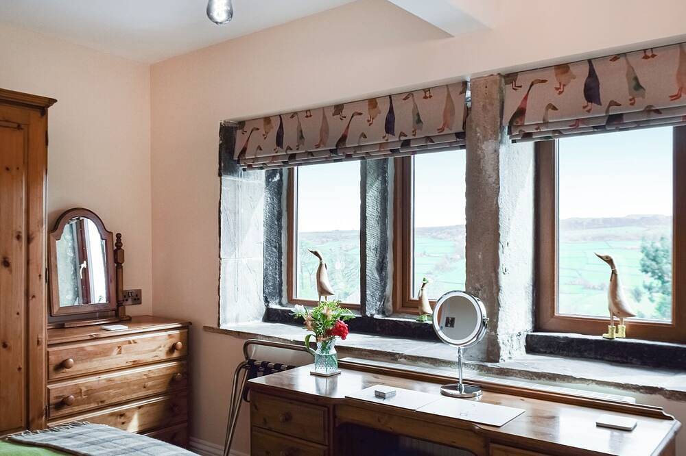 4 bedroom accommodation in Holmfirth in West Yorkshire
