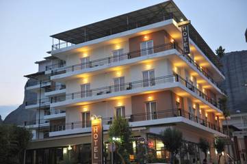 Hôtel pour 2 personnes, avec terrasse ainsi que vue et piscine dans Kalambáka