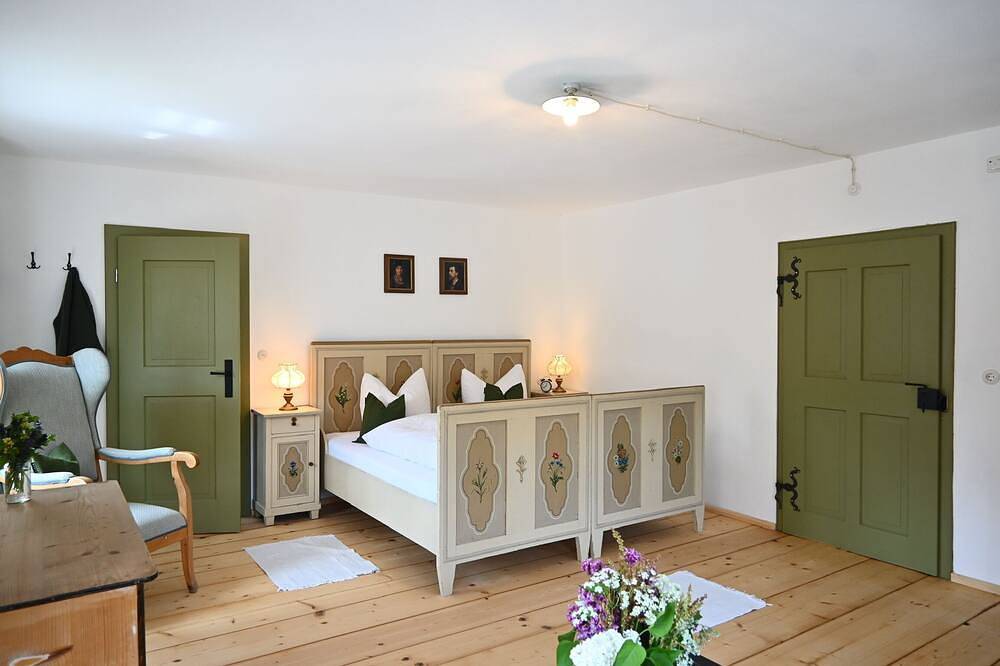Ganze Wohnung, Hochfellnblick bis 4 Pers. mit 1 Schlafzimmer und 1 Wohn-Schlafraum im Obergschoß mit Balkon in sehr ruhiger Lage in Bergen (Chiemgau), Chiemsee