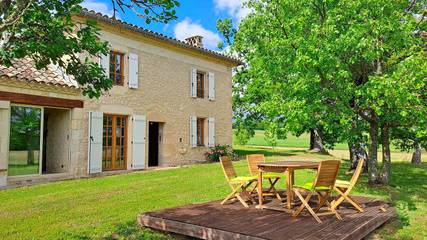 Gîte pour 4 personnes, avec terrasse ainsi que piscine et jardin à Cahuzac-sur-Vère