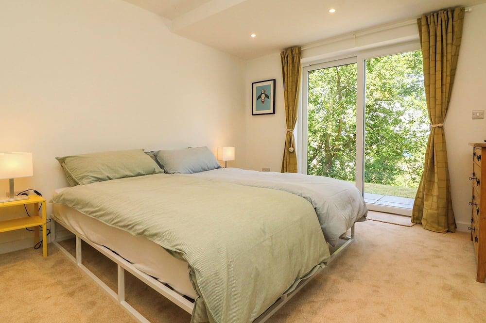 Valise, pet friendly, with hot tub in Bideford in Bideford, Devon