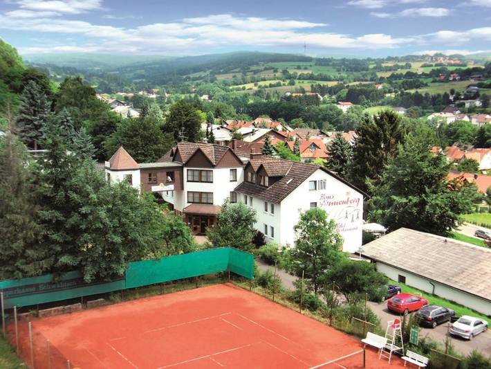 Hotel für 4 Personen, mit Terrasse und Garten sowie Pool und Sauna in Schotten