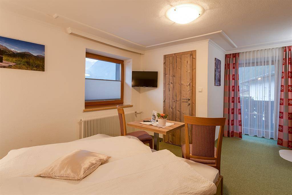 Ganze Ferienwohnung, Doppelzimmer ohne Balkon in Längenfeld, Ötztal