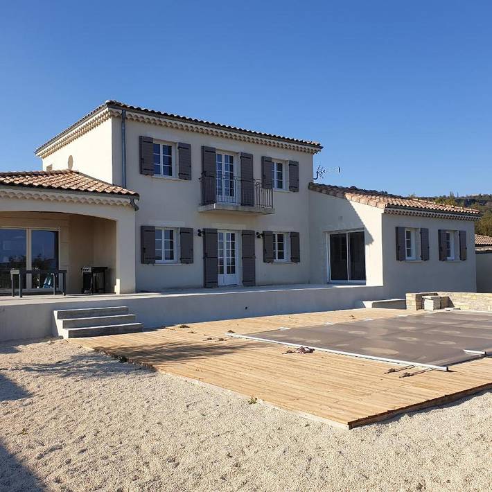 Location de vacances pour 10 personnes, avec jardin ainsi que piscine et vue à Mirabel