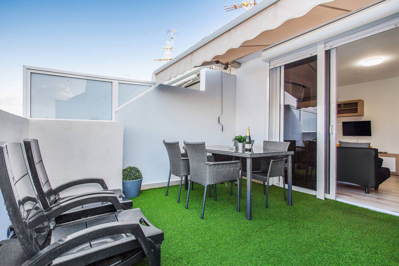 Apartamento entero, Apartamento Vacacional 'Precioso Ático Vista Teide' con Vista a la Montaña, Wi-Fi y Aire Acondicionado in Las Galletas, Arona 