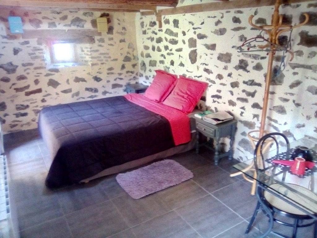 La Chambre de Roche, chambre d'hôtes à la Ferme - Chambre Les Assous in Saint-Bonnet-de-Salers, Parc naturel régional des Volcans d'Auvergne