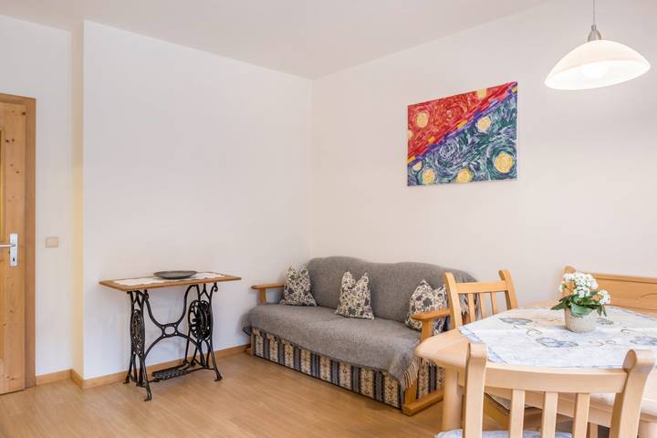 Ganze Wohnung, Ferienwohnung 'Adlerhorst Blaumeise' mit Balkon, Gemeinschaftsgarten und WLAN in Kuppelwies, Ulten