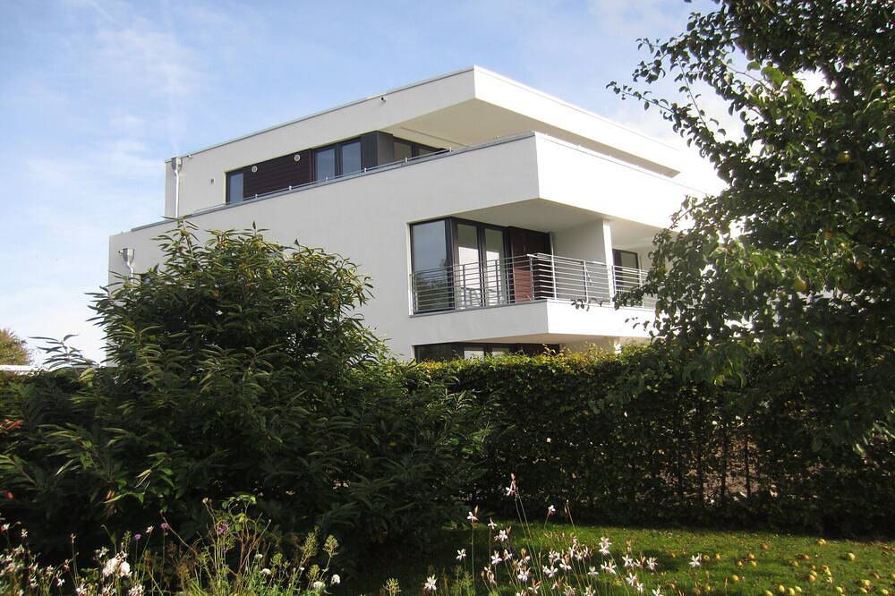 Ganze Wohnung, Moderne Ferienwohnung mit herrlichem Blick auf das Wasser und die Rügen-Brücke in Altefähr, Stralsund Umland