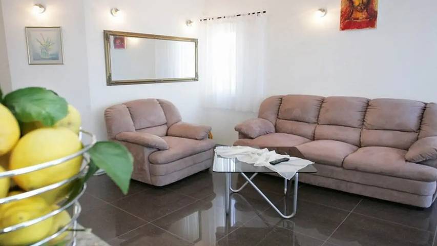 Villa pour 12 personnes, avec piscine et jardin à Okrug Gornji