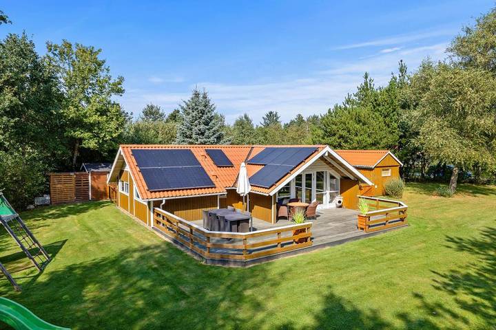 Villa for 6 personer, med Balkon/Terrasse og Jacuzzi samt Sauna i Jegum Ferieland