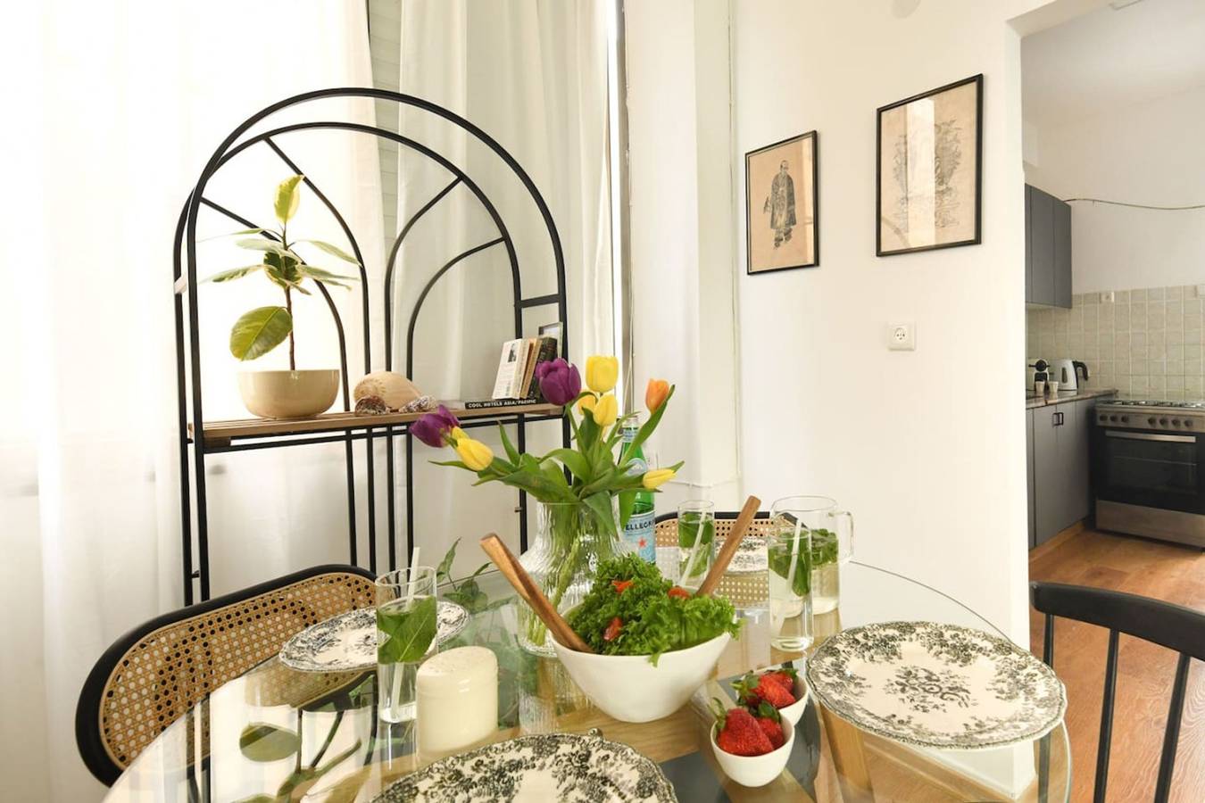 Entire apartment, Cozy Green Oasis 2Br Apt a 3 Min Walk from Beach in Tel Aviv, Tel Aviv District