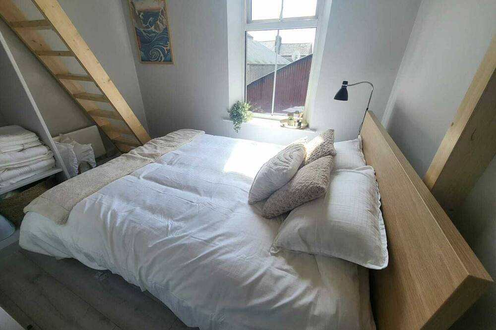 Entire apartment, Top Location - Newly Refurbed 2Bd, Sleeps 6 W/Loft in Cork, County Cork