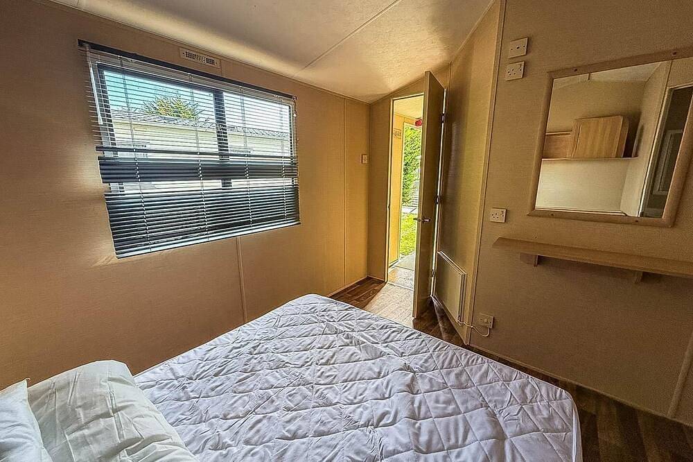 Homely 6 berth caravan at Steeple Bay in Essex in Steeple, Essex