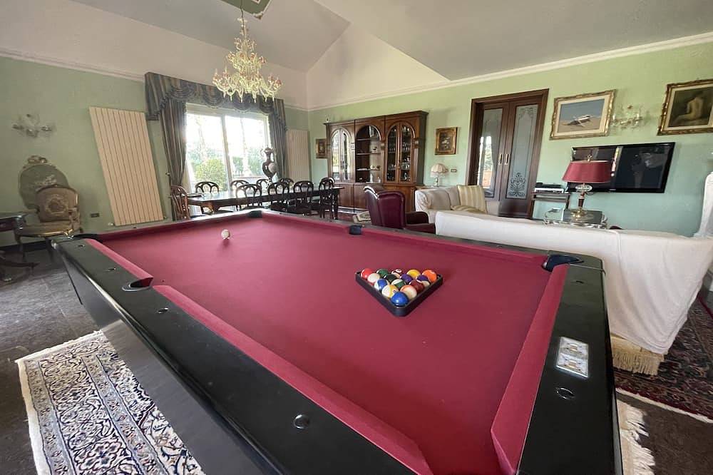 10 minutes from the sea. Villa with swimming pool, hot tub and relaxation room. in Mosciano Sant'Angelo, Teramo Province