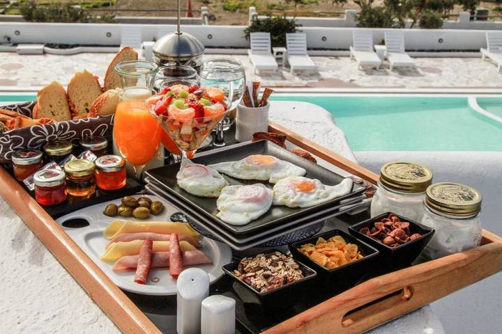 BnB für 3 Personen, mit Pool und Balkon sowie Ausblick auf Santorin