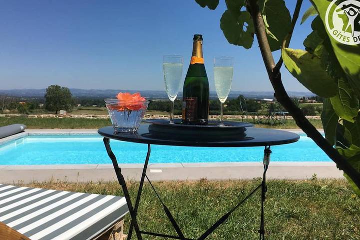 Gîte pour 5 personnes, avec Terrasse ainsi que Jardin et Piscine