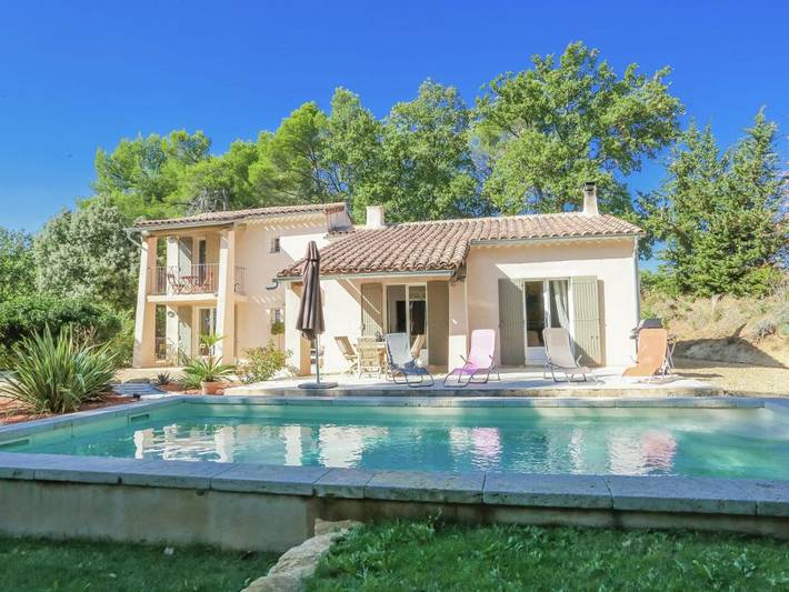 Location de vacances pour 6 personnes, avec jardin ainsi que terrasse et piscine à Buisson