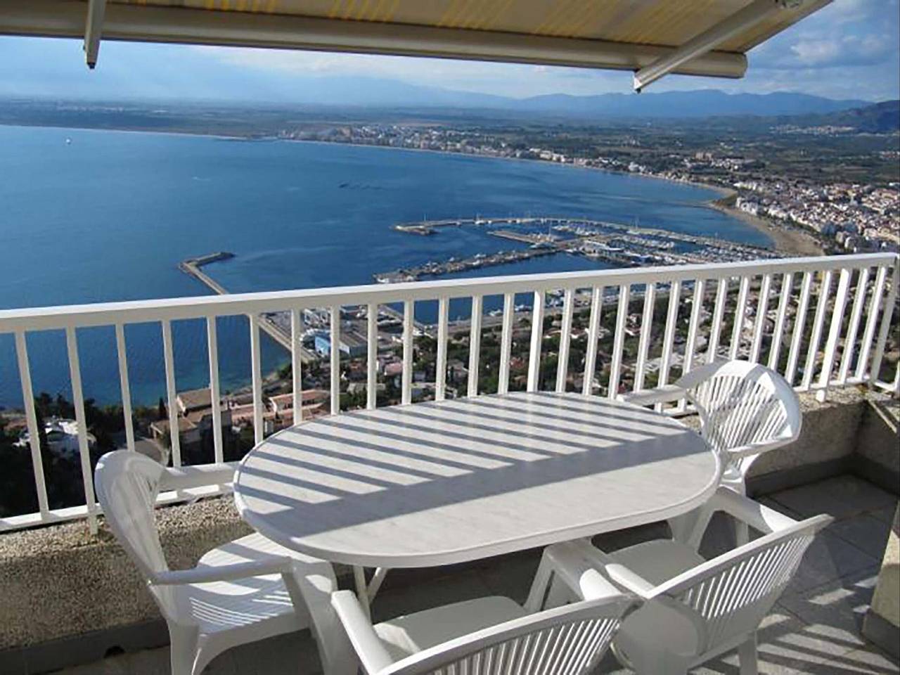 Entire apartment, Comfortable 3-bedroom apartment with air conditioning, terrace and pool in Roses in Roses, Upper Empordà