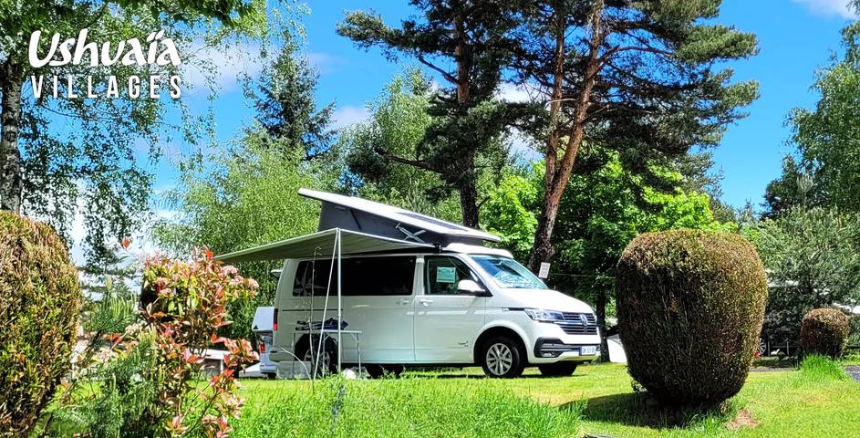 Camping pour 4 personnes, avec terrasse ainsi que piscine et vue en Haute-Loire