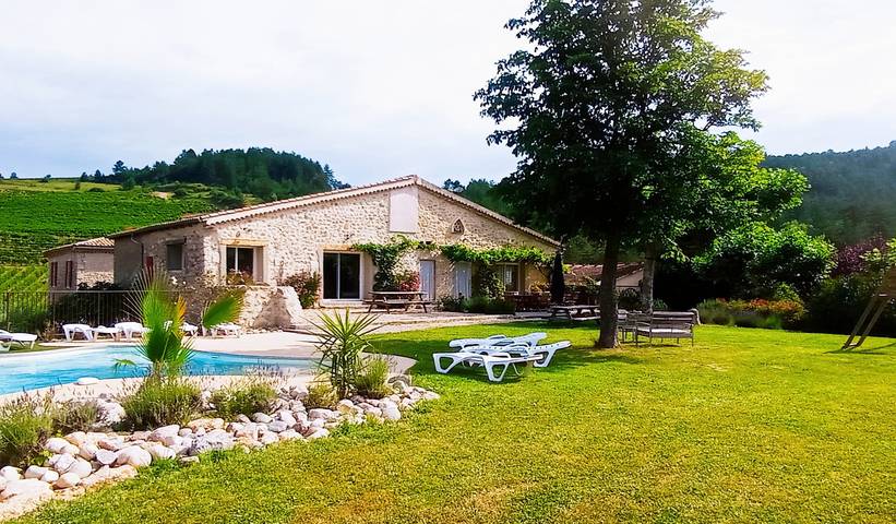 Maison de campagne pour 14 personnes, avec bassin pour enfant et jardin, animaux acceptés dans la Drôme