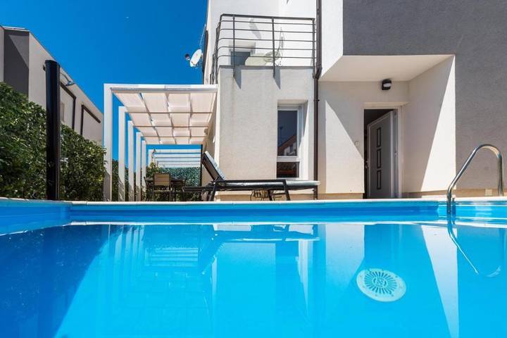 Villa pour 6 personnes, avec terrasse ainsi que piscine et vue, animaux acceptés à Tribunj - 2