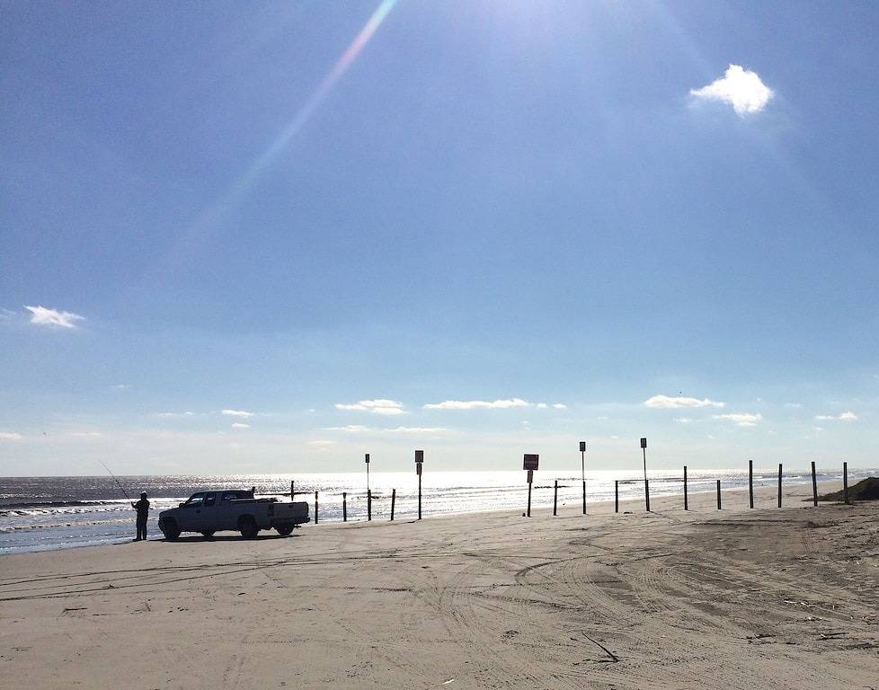 Nur wenige Schritte vom Strand entfernt und tierfreundlich! Beobachten Sie die Wellen vom großen Deck! in Galveston Island, Galveston