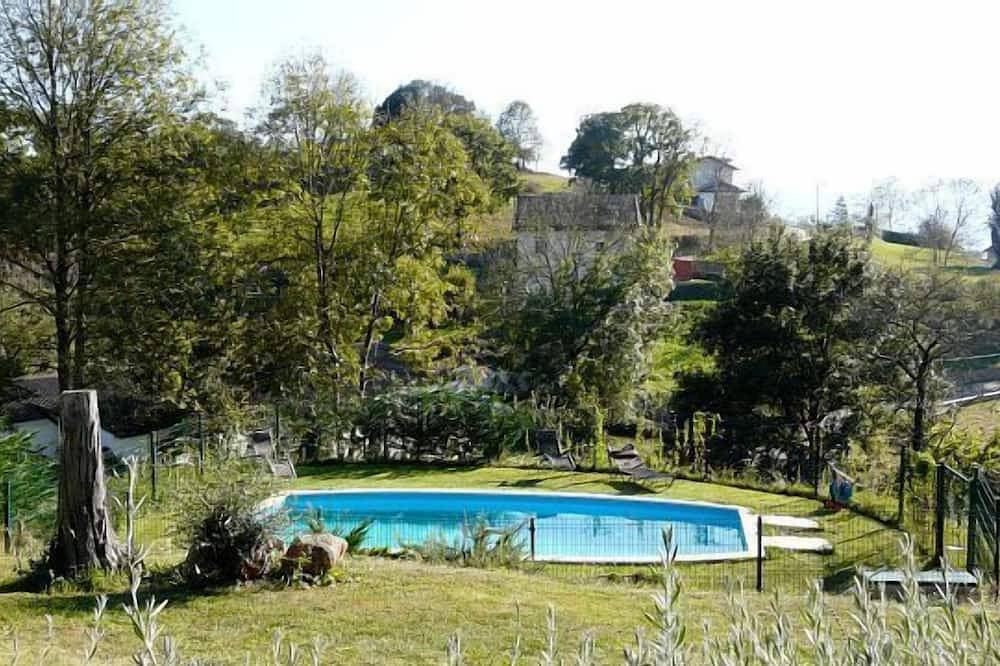 Casa con piscina y jardín, entre Picos de Europa y playas de Villaviciosa. in Pruneda, Nava