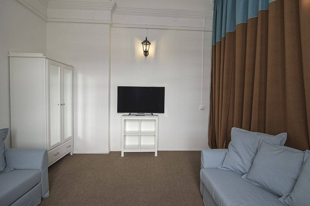 Entire apartment, 3-Bedroom, Central, Own Entrance, Clean Loft-Styled Flat! in Stockholm, Swedish Baltic Sea