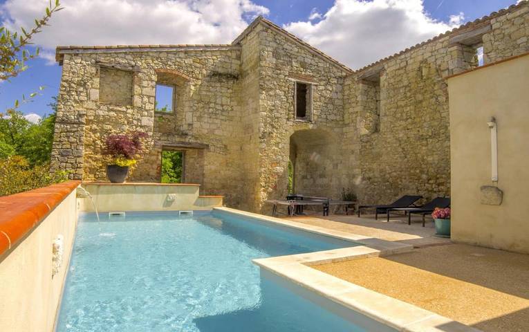 Location de vacances pour 15 personnes, avec Balcon et Jacuzzi ainsi que Terrasse et Jardin à Maubec (Tarn-et-Garonne)