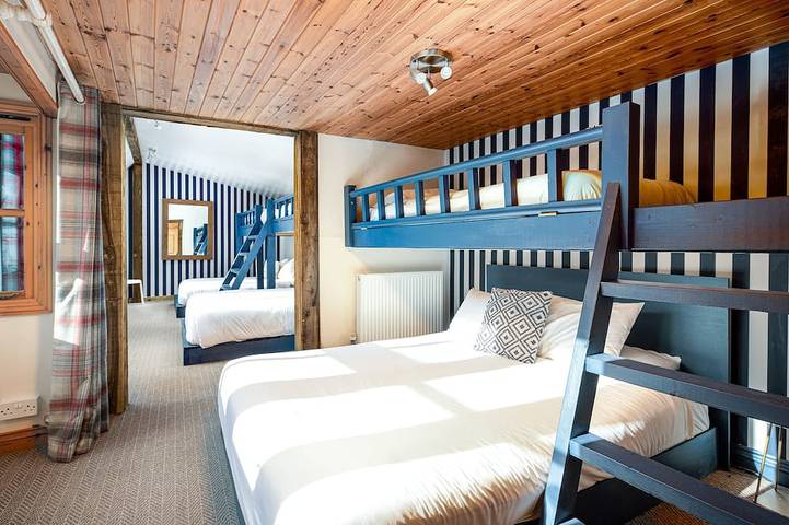 Schöne Hütte in der Nähe von Bath mit beheiztem Pool bietet Platz für bis zu 17 Personen in Siston, Süd Gloucestershire