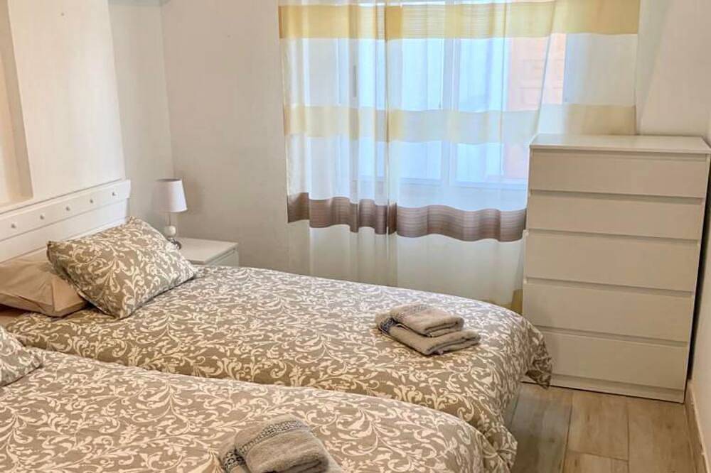 Entire apartment, Apartment by the Beach. Vv license in Playa Puerto Colón, Adeje